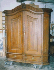Kleiderschrank vor der Restaurierung