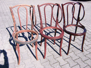 Stühle während der Restaurierung